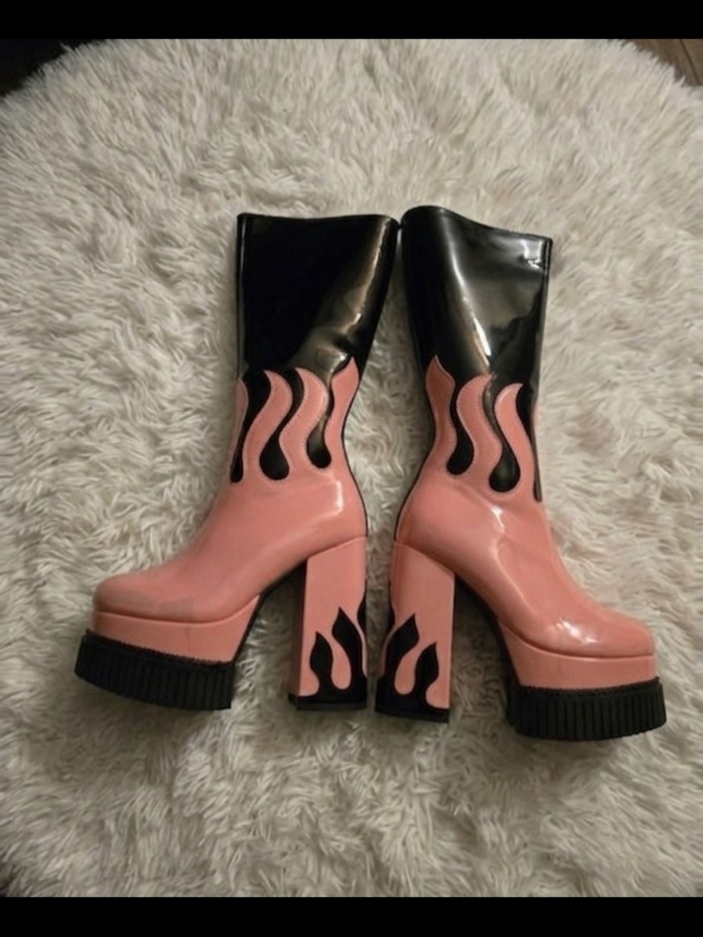 La moda Pink and Black Flame Platform Boots